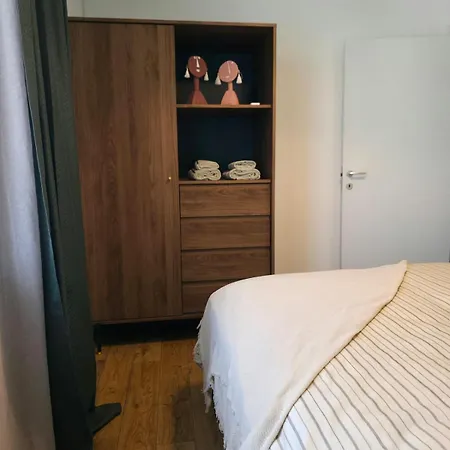 Cozy And Colorful In Center