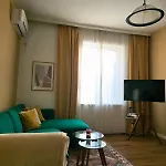 Cozy And Colorful In Center *