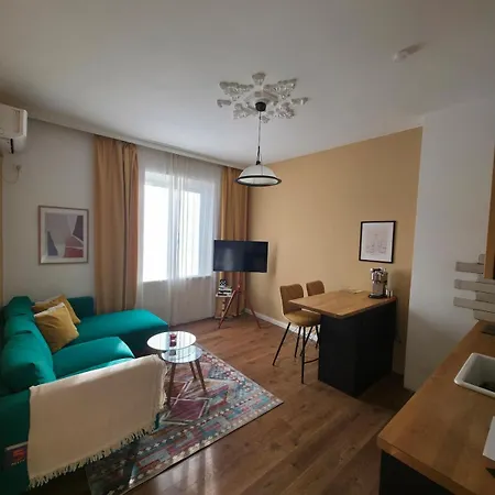 Cozy And Colorful In Center
