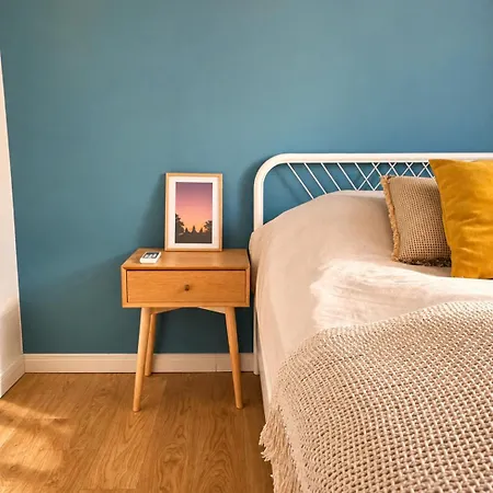 Cozy And Colorful In Center *