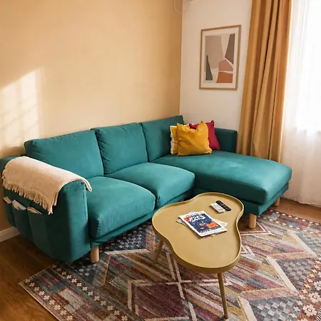 Cozy And Colorful In Center